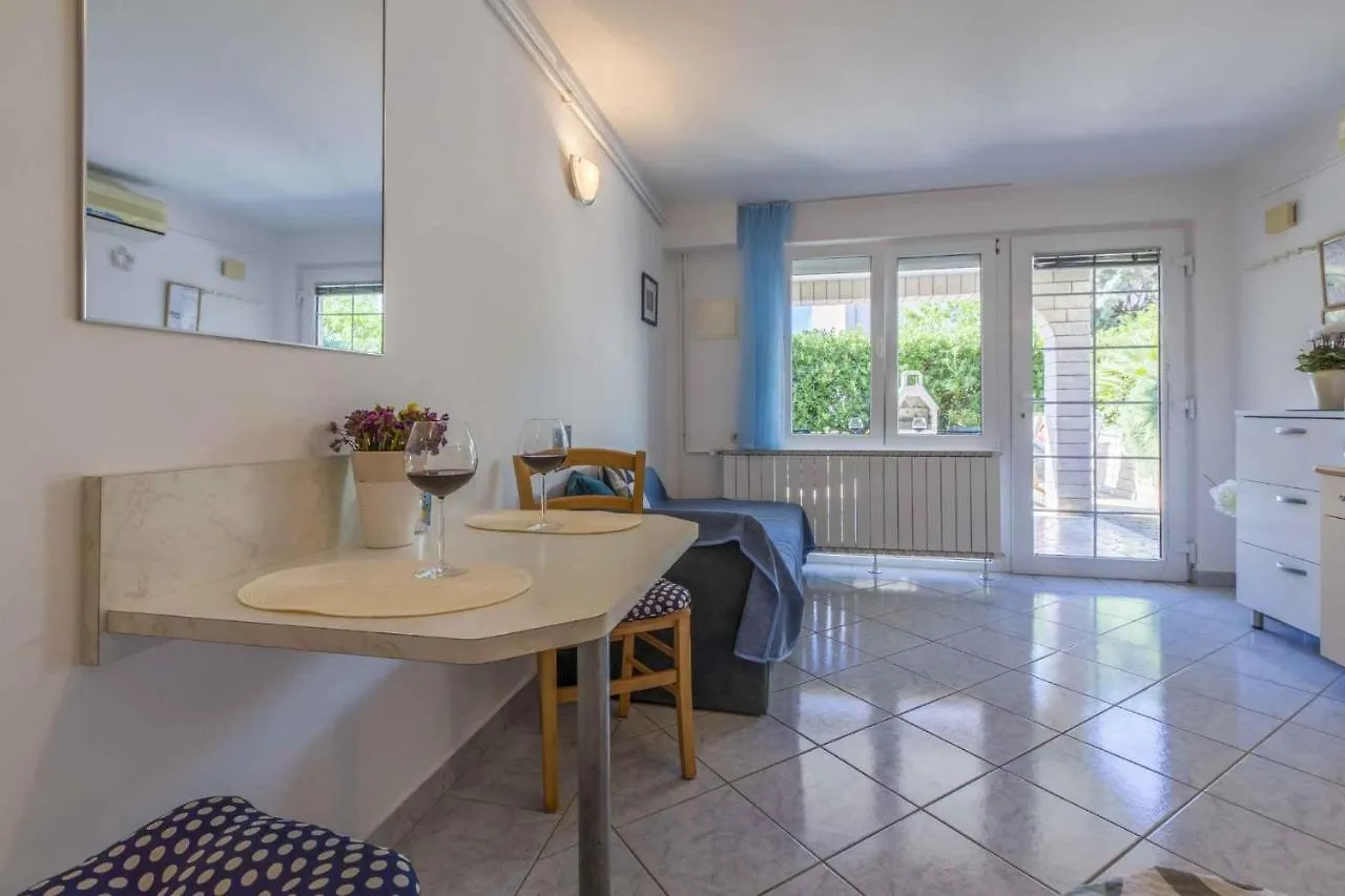 One-Bedroom Apartment In Crikvenica XVII Драмаль